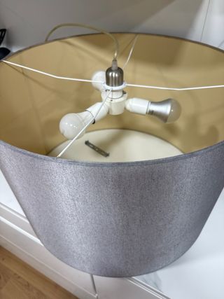 Lámpara grande de tela gris