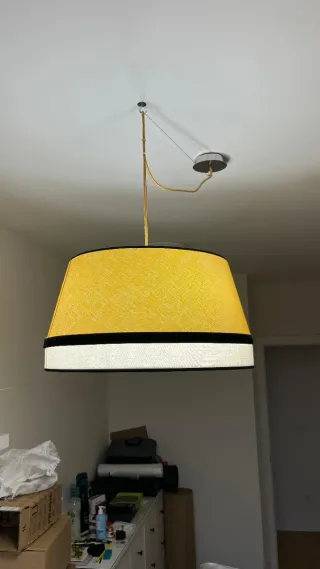 Lámpara de tela beige y blanca.