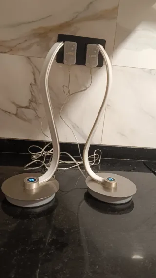 Lámparas de mesita de noche plateadas y blancas