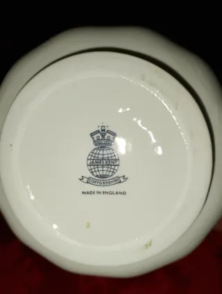 Jarra de porcelana James Kent con flores