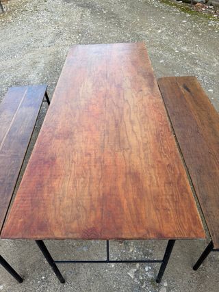 Mesa y bancos de madera