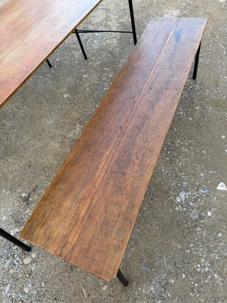 Mesa y bancos de madera