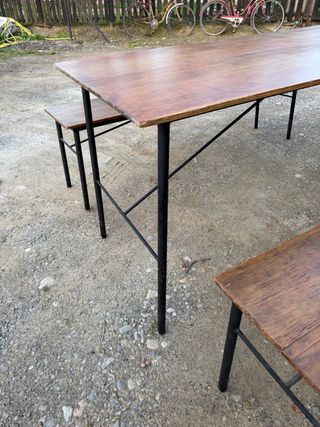 Mesa y bancos de madera