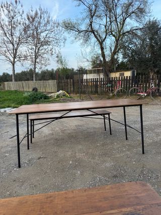 Mesa y bancos de madera