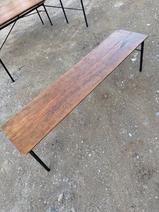 Mesa y bancos de madera