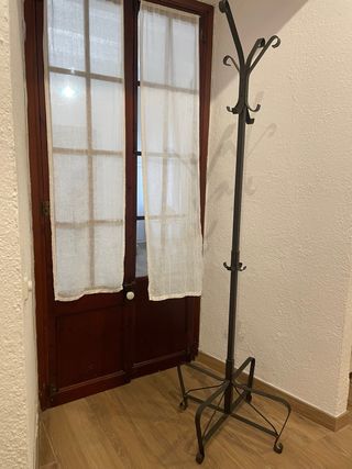 Perchero de hierro negro