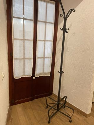 Perchero de hierro negro