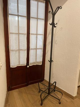 Perchero de hierro negro