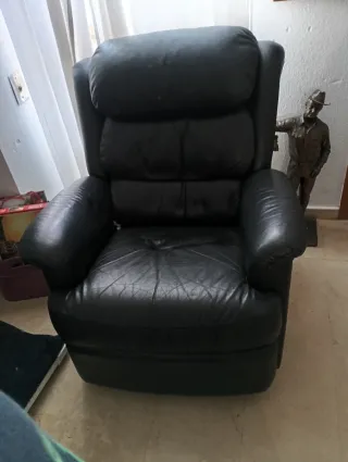 Sillón reclinable de cuero negro