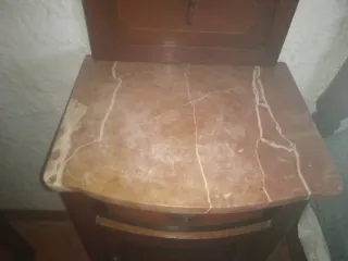 Mesilla de noche antigua de madera y mármol