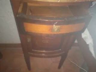 Mesilla de noche antigua de madera y mármol