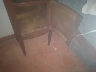 Mesilla de noche antigua de madera y mármol