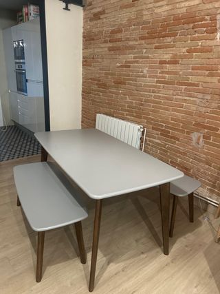 Tavolo da pranzo e panche in legno grigio