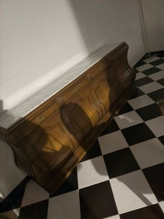 Mueble de madera con tapa de mármol