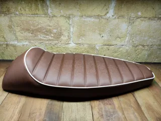 Asiento Vespa 125/150/200 Marron ribete blanco