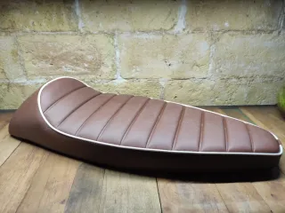 Asiento Vespa 125/150/200 Marron ribete blanco