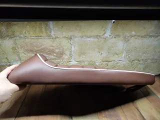 Asiento Vespa 125/150/200 Marron ribete blanco