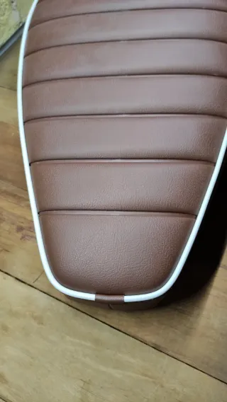 Asiento Vespa 125/150/200 Marron ribete blanco