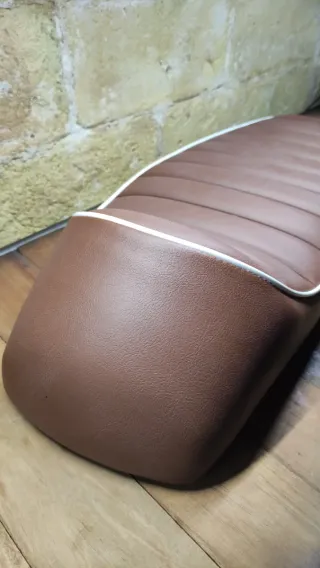 Asiento Vespa 125/150/200 Marron ribete blanco