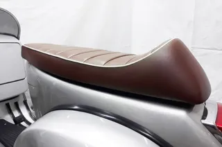 Asiento Vespa 125/150/200 Marron ribete blanco