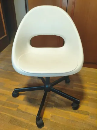 Silla de oficina blanca con ruedas