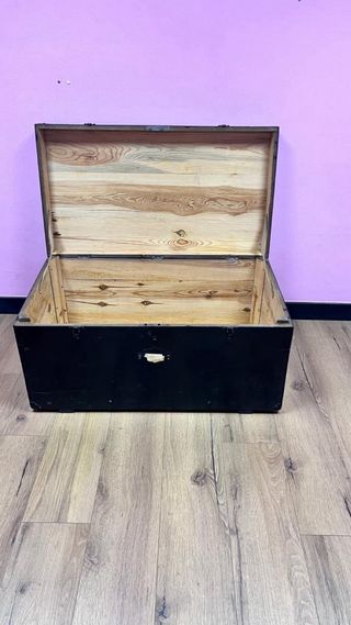 Baúl antiguo de madera y metal