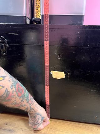 Baúl antiguo de madera y metal