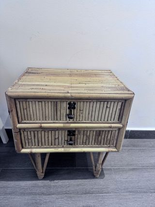 Mesita de noche de ratán y bambú