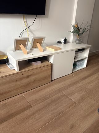 Mueble TV madera y blanco con almacenaje