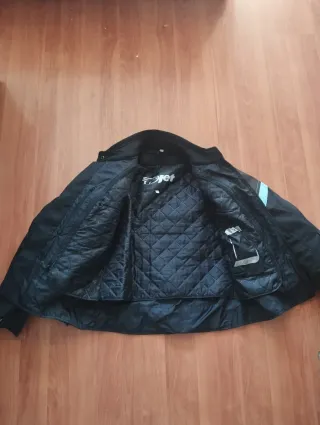 Chaqueta moto mujer negra con detalles. Marca Jet.