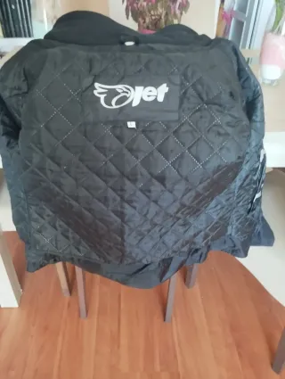 Chaqueta moto mujer negra con detalles. Marca Jet.