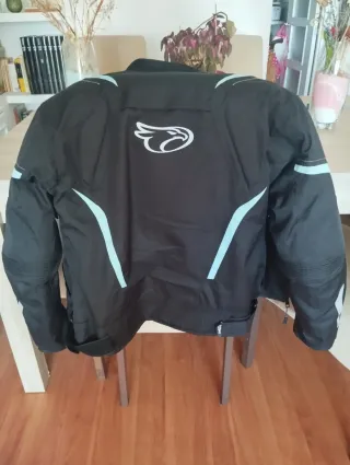 Chaqueta moto mujer negra con detalles. Marca Jet.