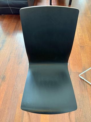 Mesa blanca con 4 sillas negras