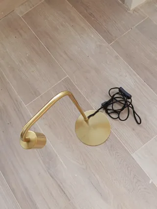 Lámpara de mesa dorada estilo nórdico