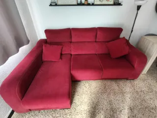 Sofá Chaise Longue rojo. Tela repelente al agua