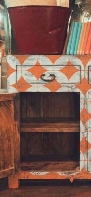 Aparador de madera con diseño geométrico