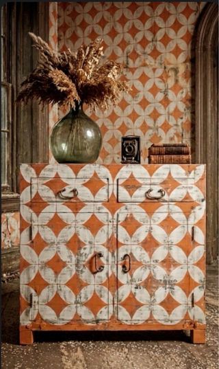 Aparador de madera con diseño geométrico