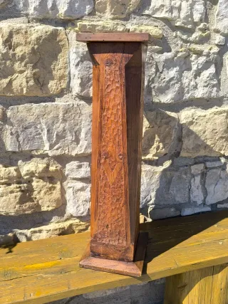 Antiguo pedestal columna madera maciza