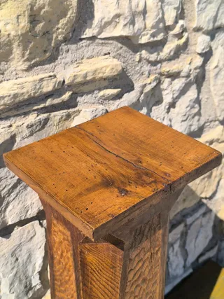Antiguo pedestal columna madera maciza