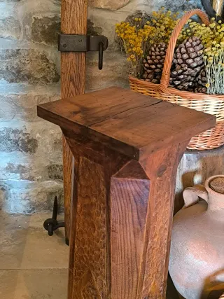 Antiguo pedestal columna madera maciza