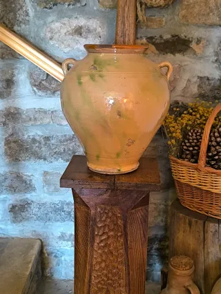 Antiguo pedestal columna madera maciza