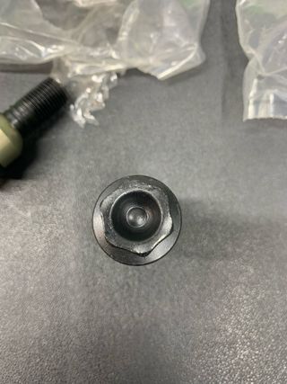 JUEGO TORNILLOS DE RUEDA CON ANTIRROBO PORSCHE