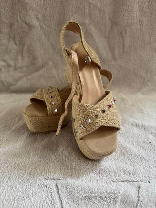 Sandalias cuña beige tachuelas