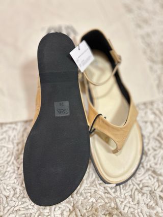 Sandalias Zara Piel Beige Tira Dedo (talla 38)