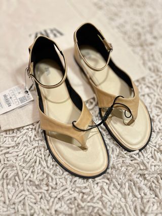 Sandalias Zara Piel Beige Tira Dedo (talla 38)