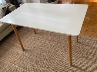 Mesa blanca de madera