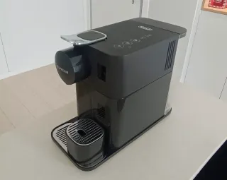 Cafetera Nespresso DeLonghi Lattissima One