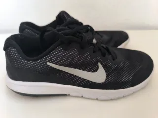 Zapatillas Nike Negras y Blancas