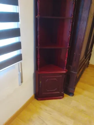 Esquinera de madera color cobrizo