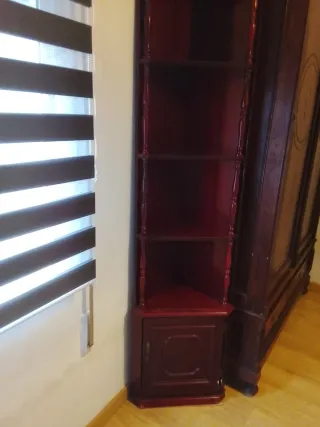 Esquinera de madera color cobrizo